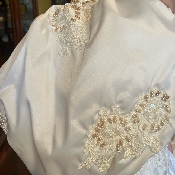 VINTAGE WEDDING DRESS Profesionally preserved since 1980s. Kleinfeld Website - Picture 12 of 13